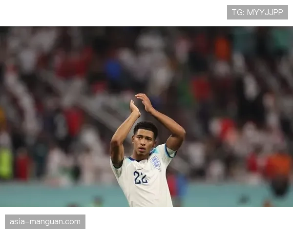 特写：贝林厄姆进球后冲向角旗区，向刚刚去世的俱乐部传奇表达致敬